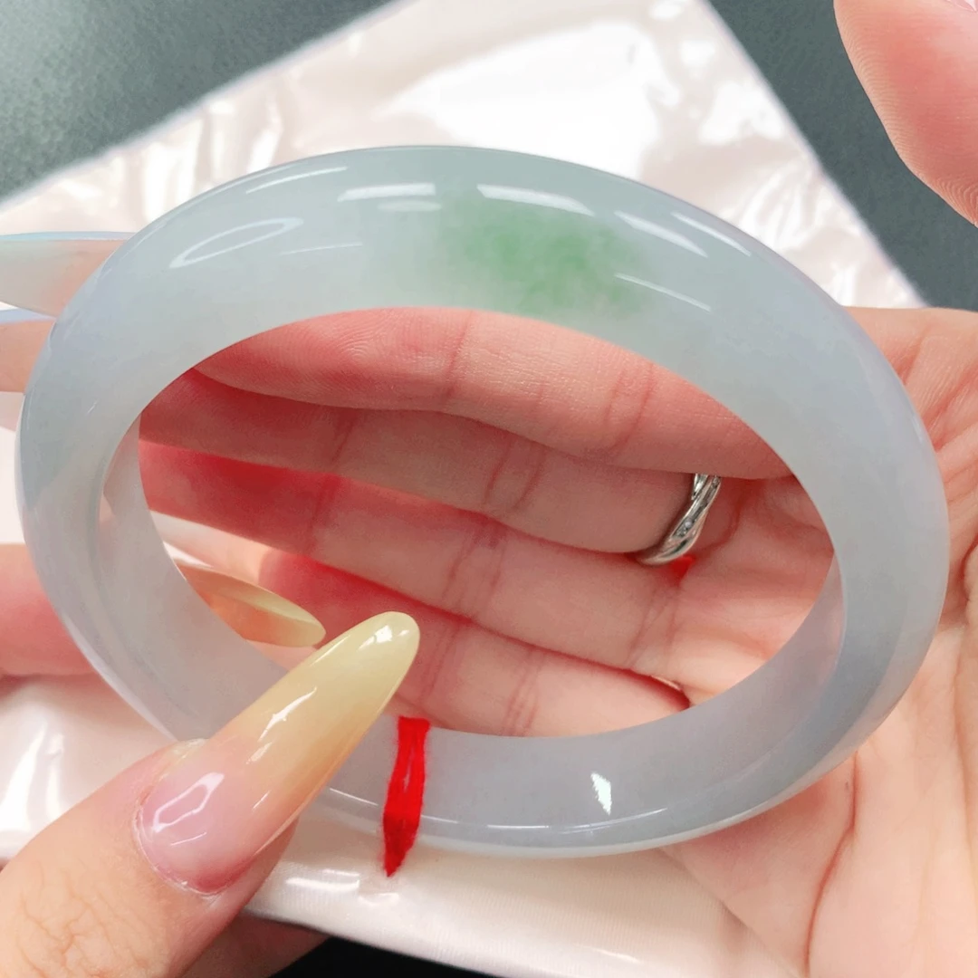 翡翠手镯未镶嵌62。