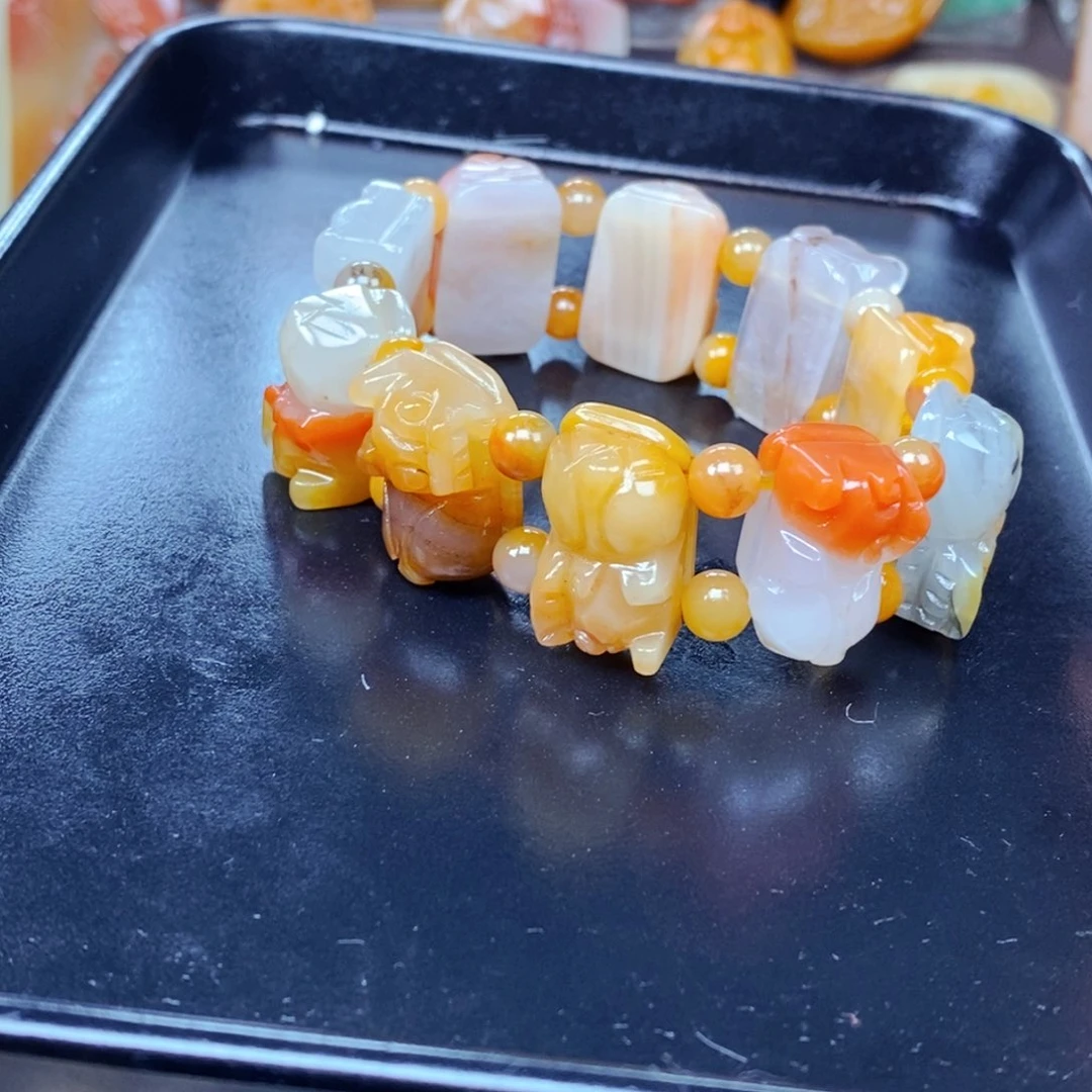 石英质玉（黄龙玉）未镶嵌颈饰