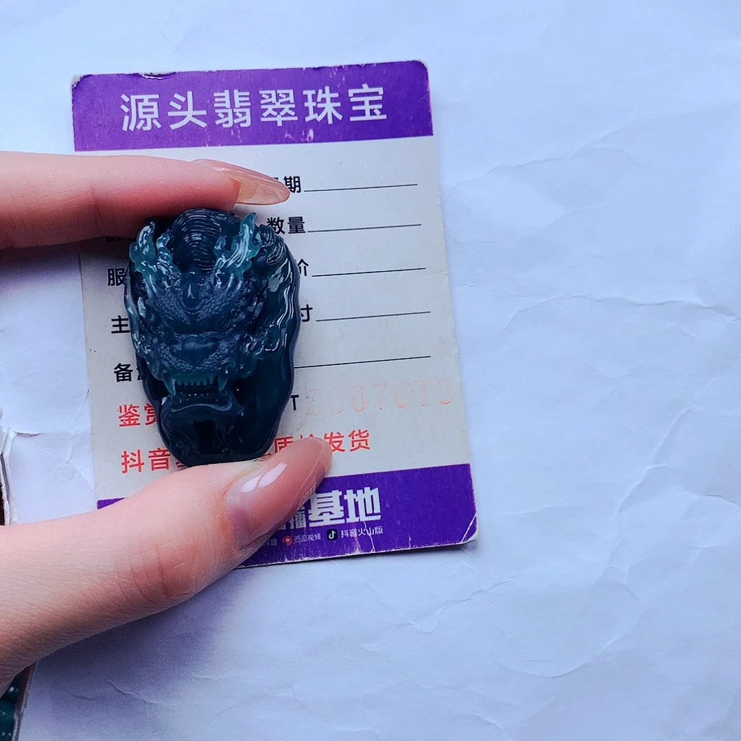 翡翠未镶嵌颈饰临**战