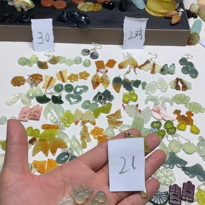 蛇纹石玉耳钉足银镀金镶嵌团*?