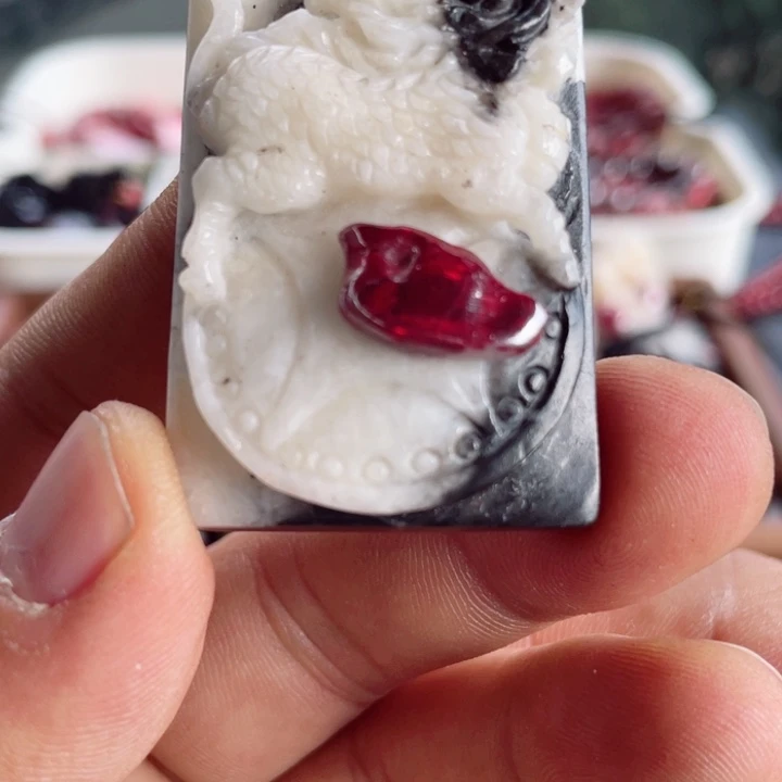 天然辰砂原石首饰