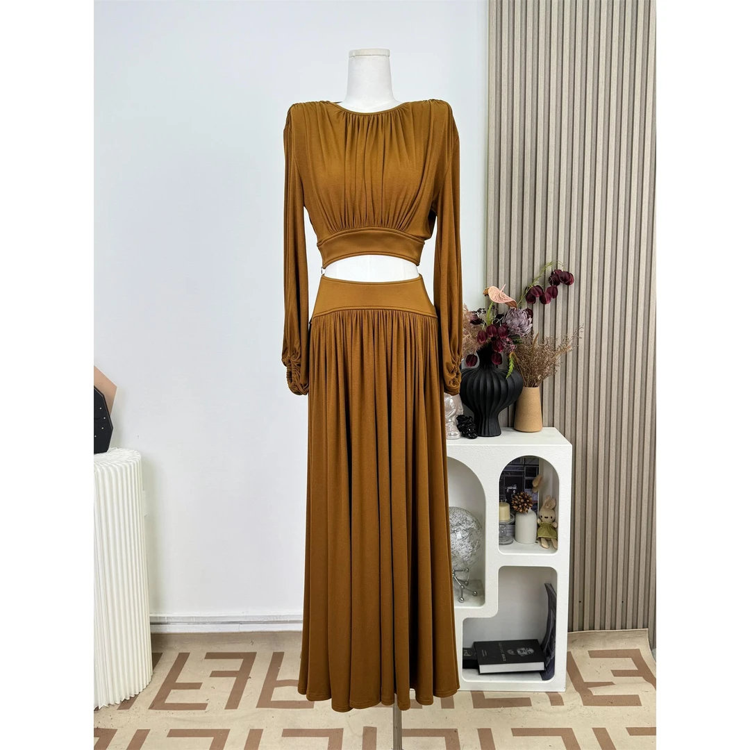 2025新款时尚时装盛宴焦糖色蝙蝠袖圆领上衣抽褶垂感开叉半裙套装