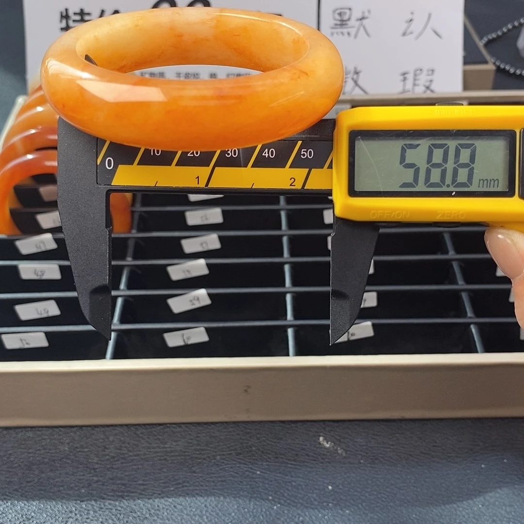未镶嵌石英质玉（黄龙玉）手镯47号
