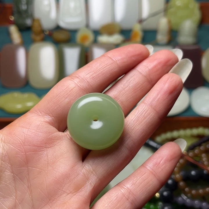 透闪石质玉未镶嵌颈饰