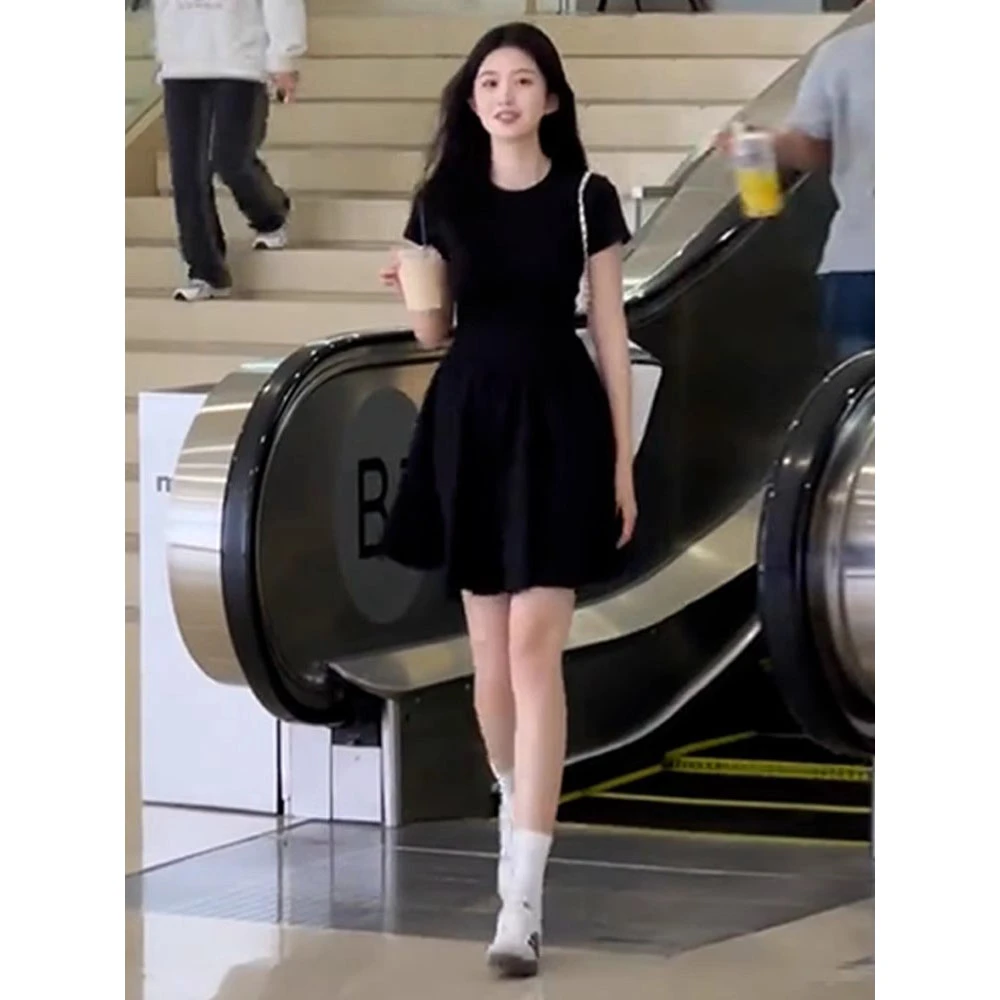 赫本风黑色连衣裙子女夏季2025新款小个子茶歇法式气质收腰a字裙