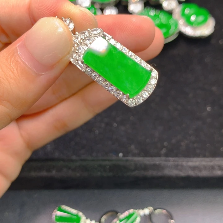 翡翠银S925镶嵌颈饰一个