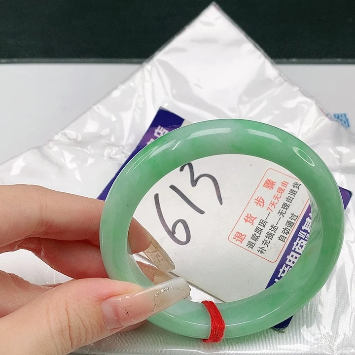 翡翠手镯未镶嵌翡翠手镯