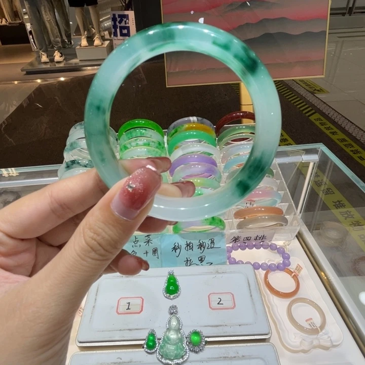 翡翠手镯未镶嵌翡翠手镯