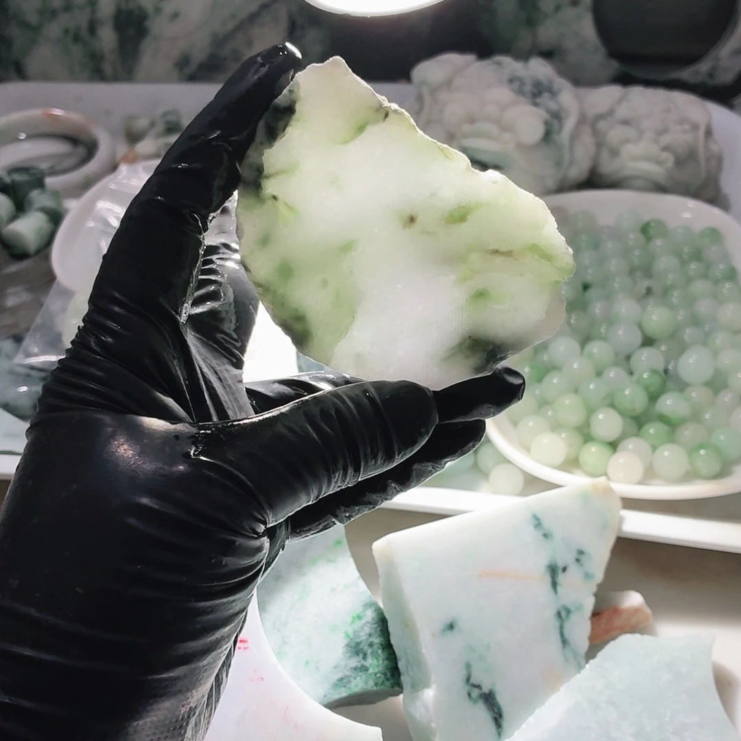 翡翠未镶嵌颈饰边角料