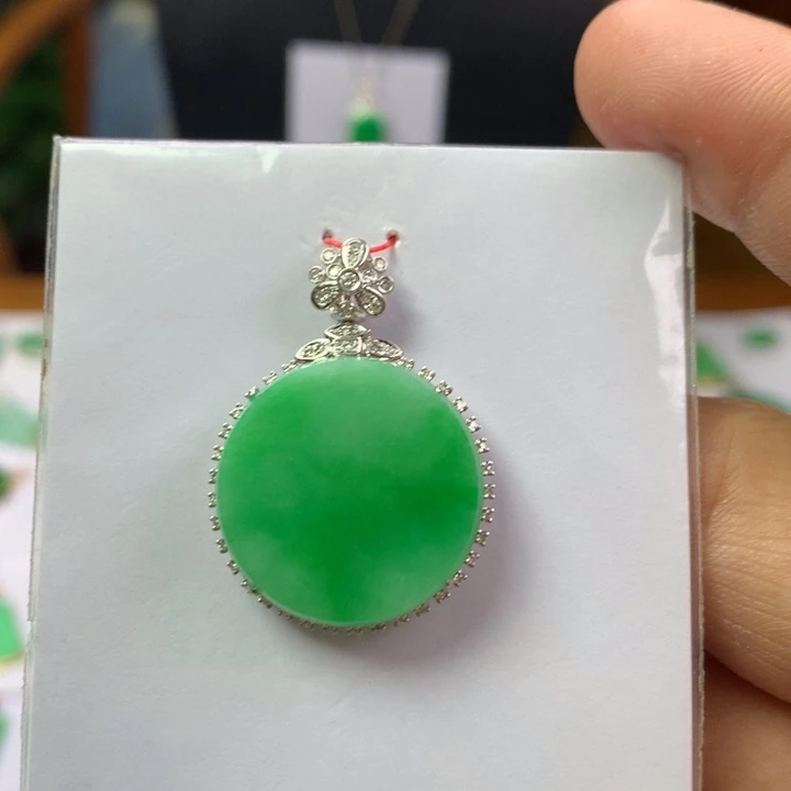 颈饰18K金镶嵌翡翠