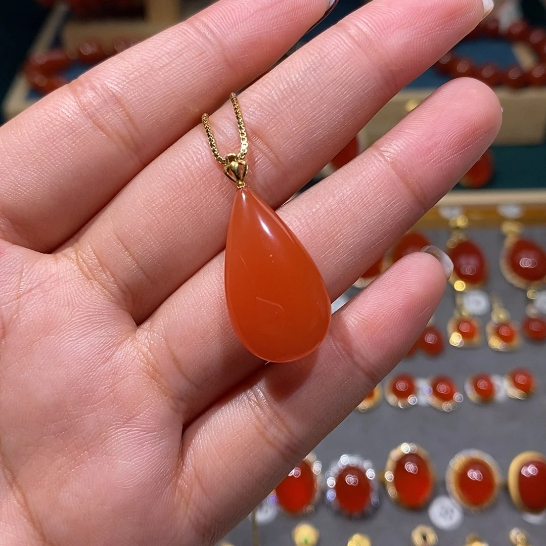 南红玛瑙18K金镶嵌颈饰
