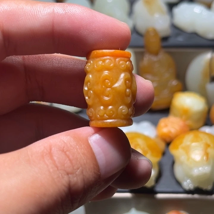 叶***颈饰未镶嵌和田玉