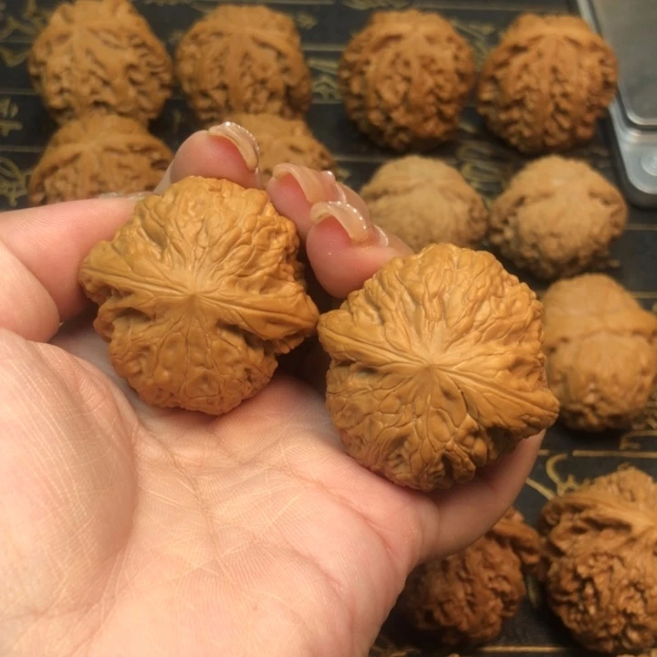 桃核把件40铁锤。