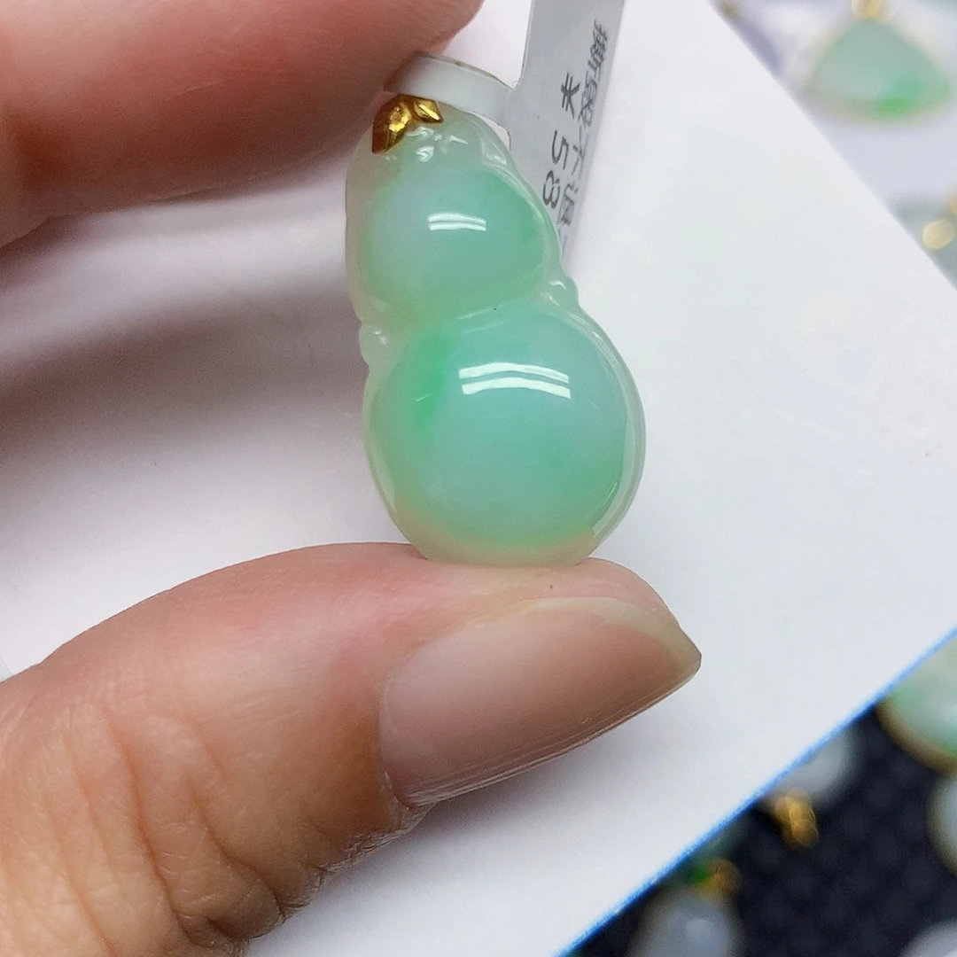 颈饰18K金镶嵌翡翠葫芦