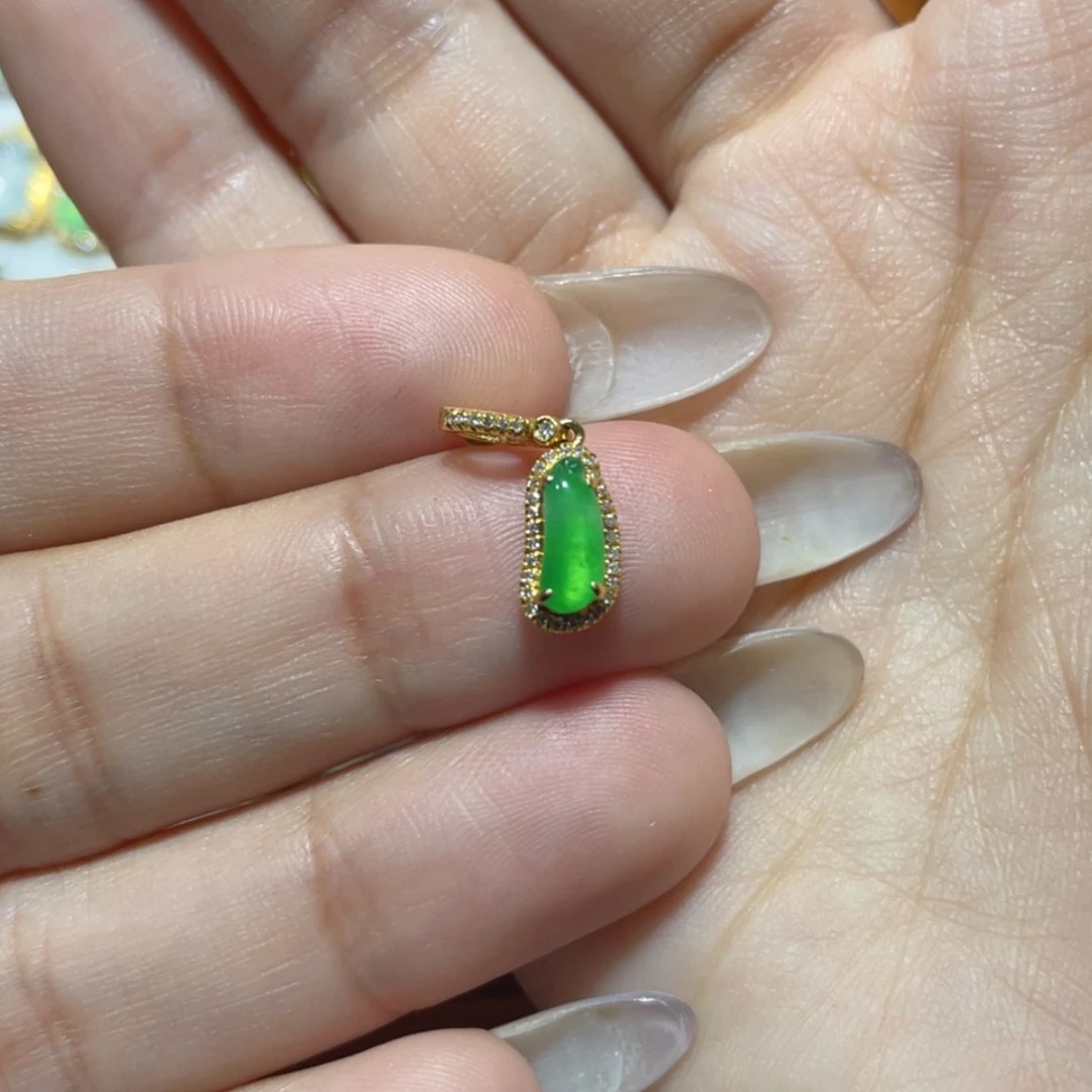 【闪购商品】颈饰18K金镶嵌翡翠