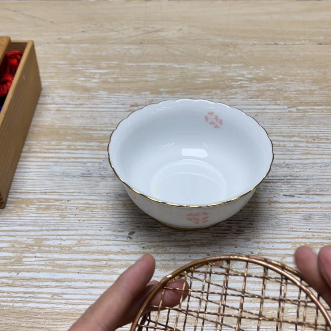 瓷片A****?密密麻麻地排列着一个