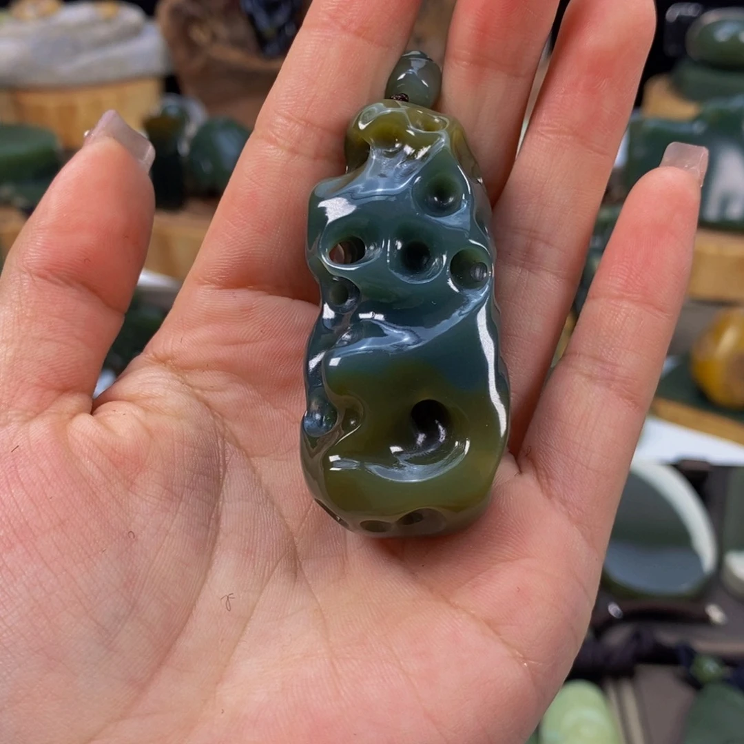 岫岩老玉（透闪石质玉）未镶嵌颈饰云*