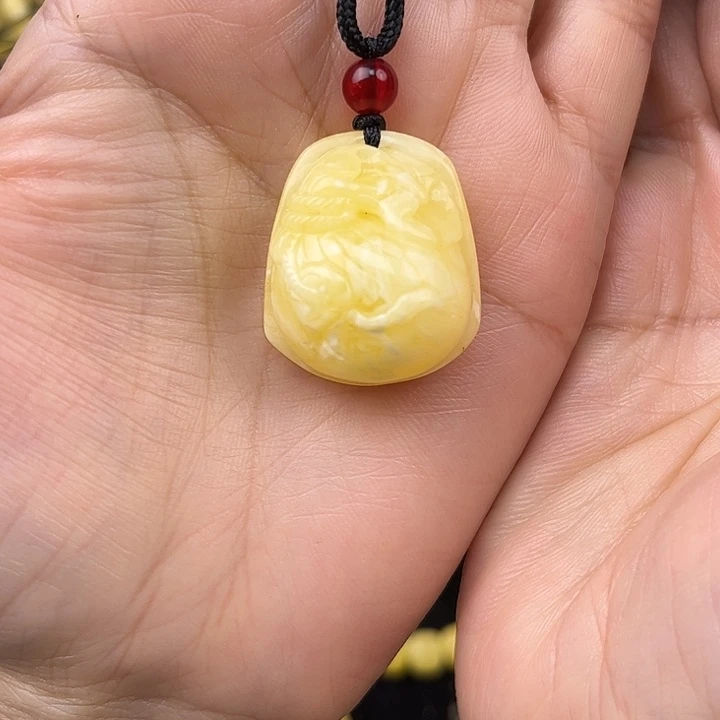 琥珀未镶嵌颈饰琥珀