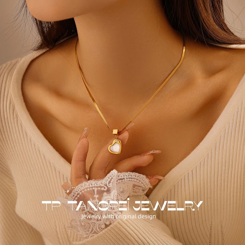 不锈钢合成锆石项链 设计感扁蛇骨桃心项链简约时尚气质饰品