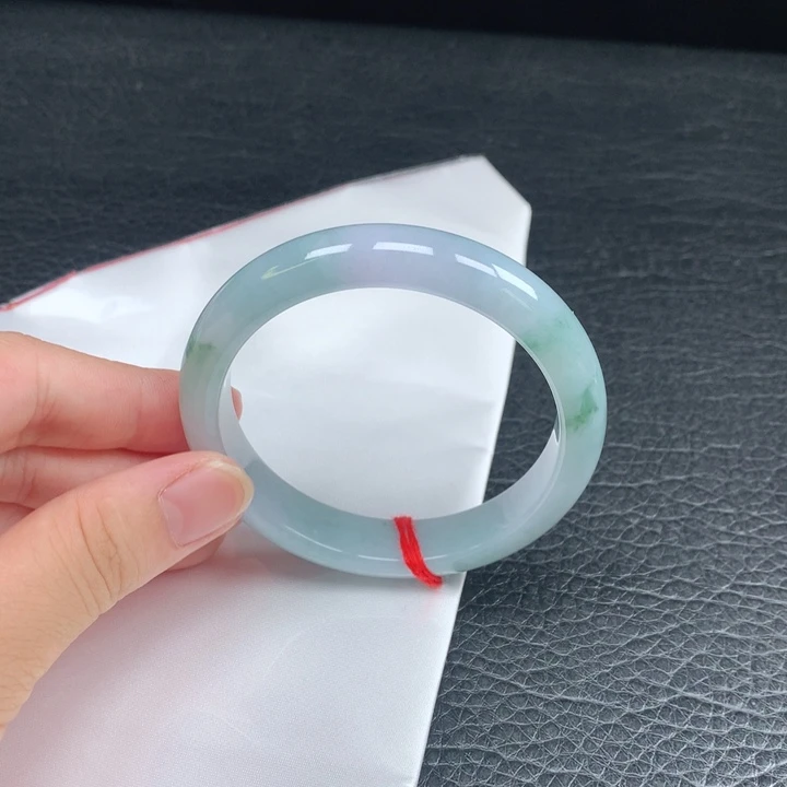 翡翠手镯未镶嵌。
