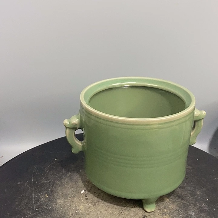 龙泉窑三足炉造型美观