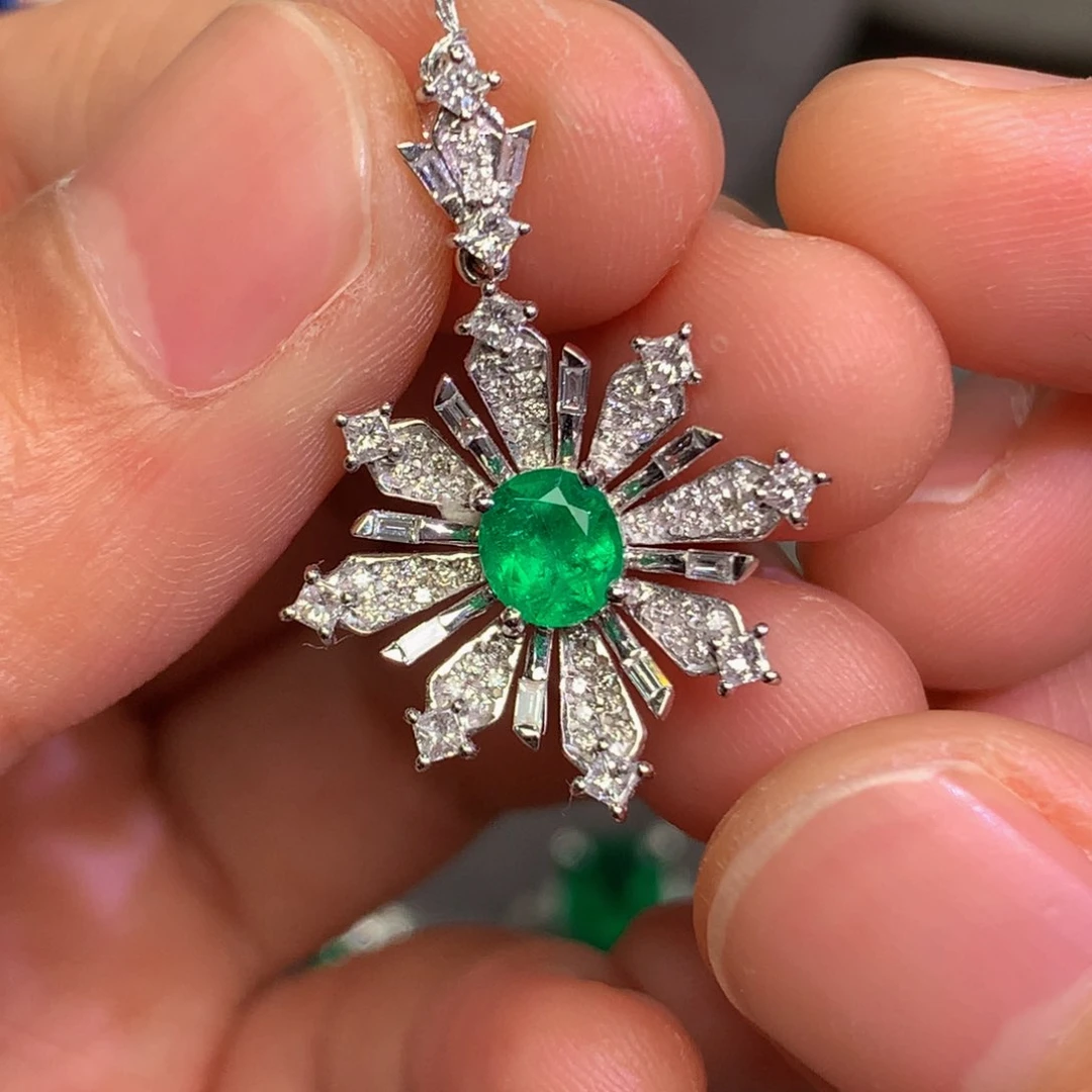 祖母绿颈饰18K金镶嵌