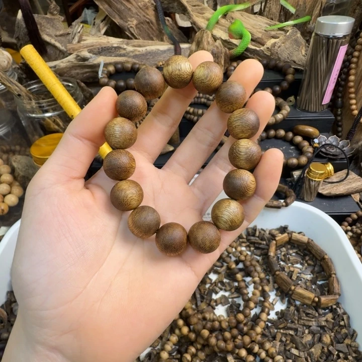 沉香碎屑沉香海南陆河白棋1.4大11克➕沉香碎屑多样性