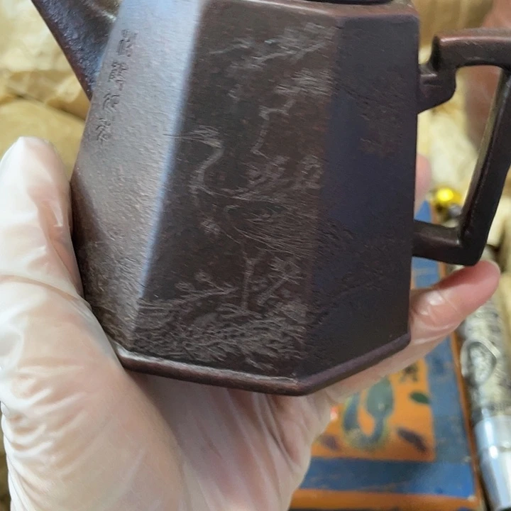 茶壶紫砂矿泥料手工制作的一把紫砂壶。