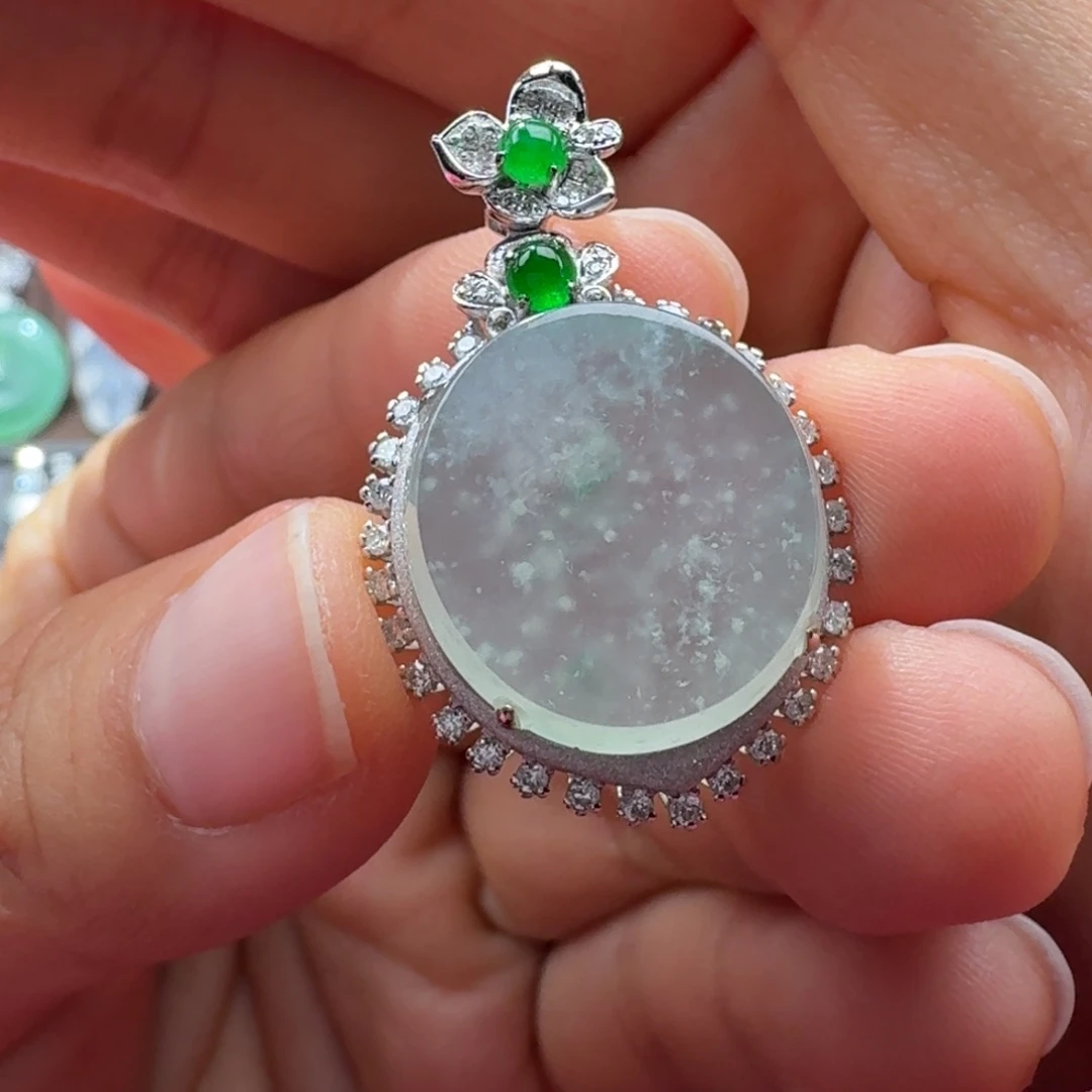 翡翠18K金镶嵌吊坠(赠链)冰种莫西沙无事牌