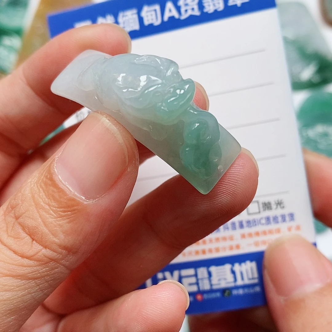 翡翠未镶嵌颈饰金蟾手牌