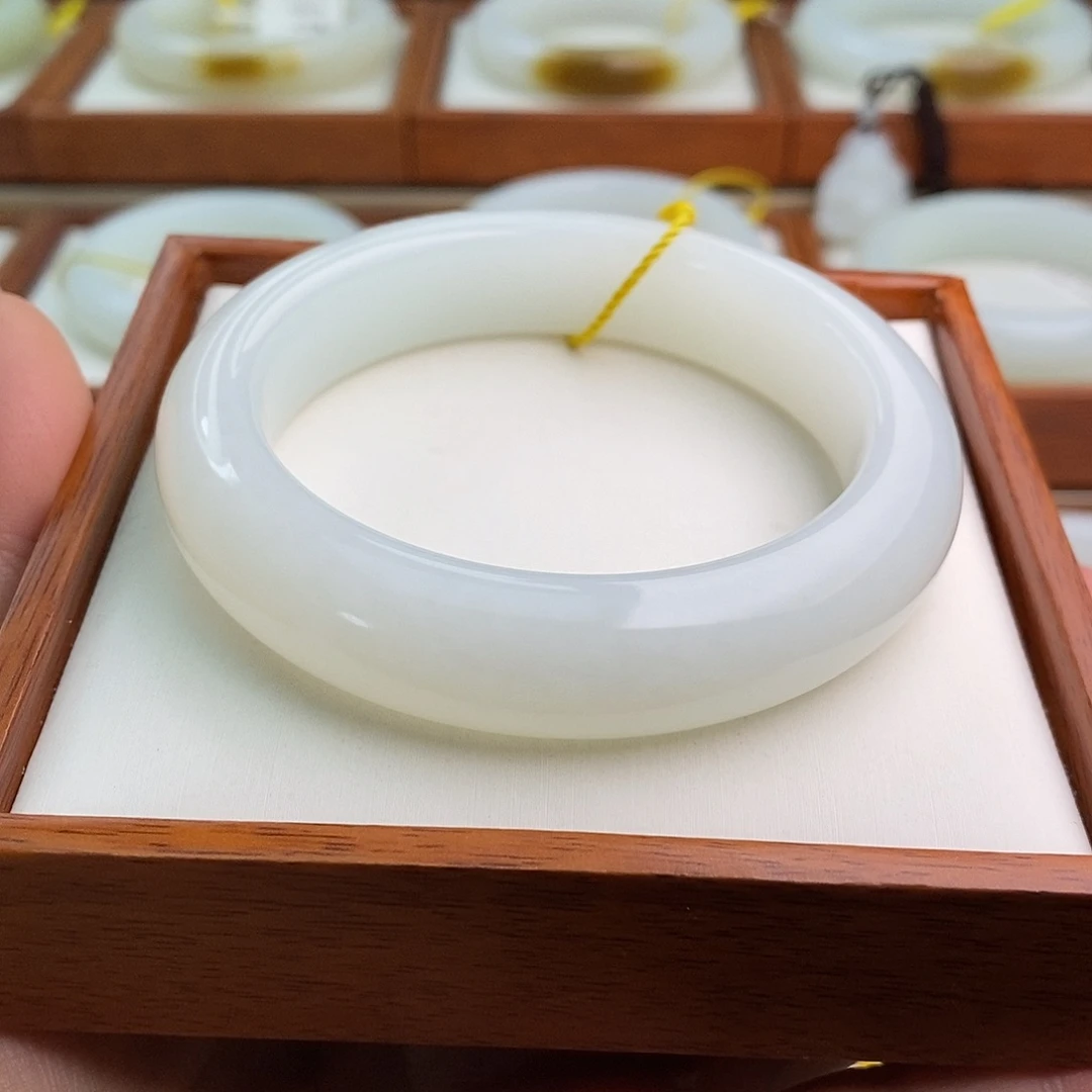 蔷***天和田玉（白玉）未镶嵌手镯