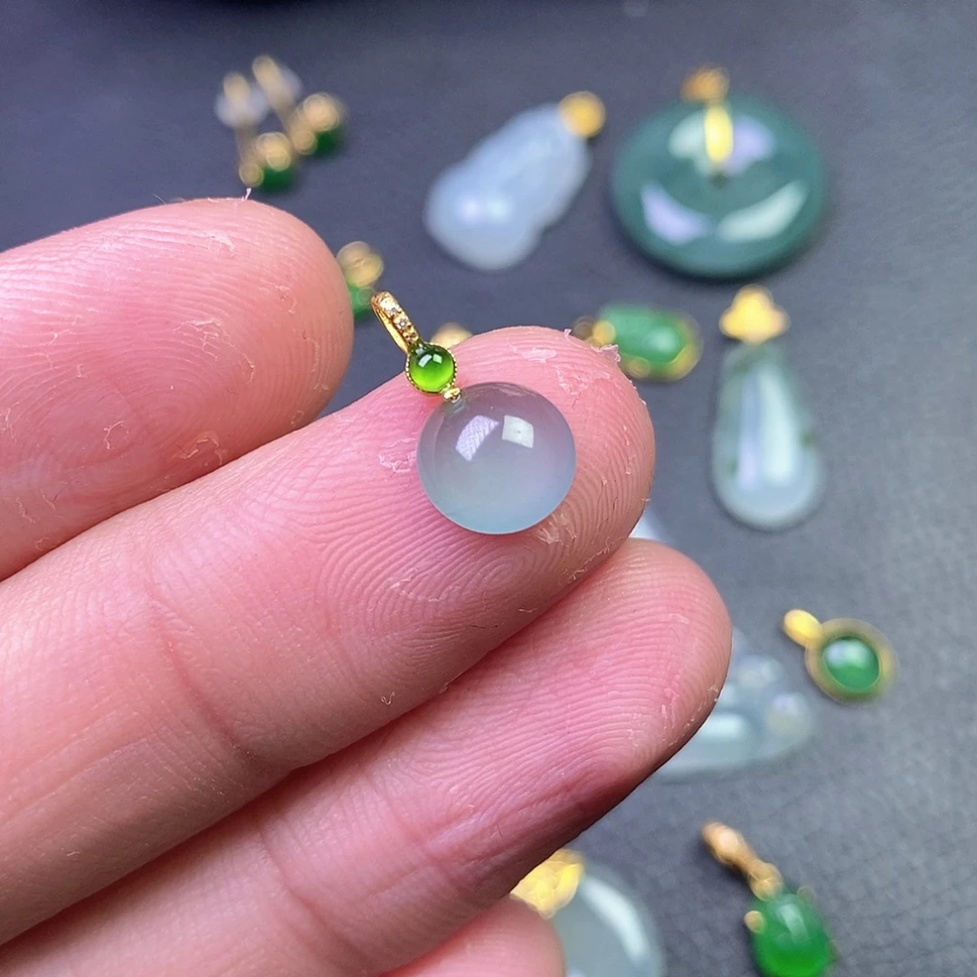 颈饰18K金镶嵌翡翠