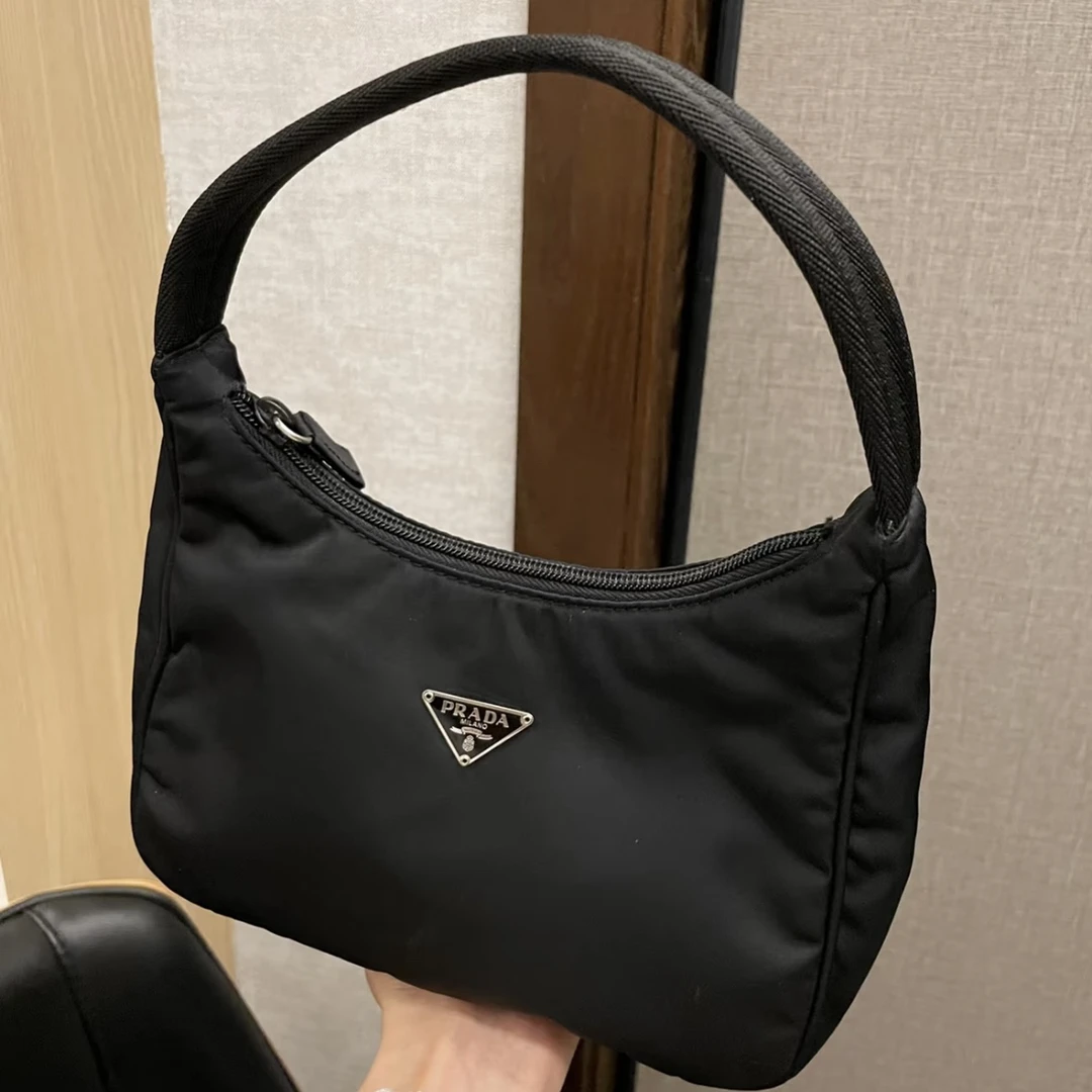 95新 Prada/普拉达 普拉达hobo款黑色经典款手包