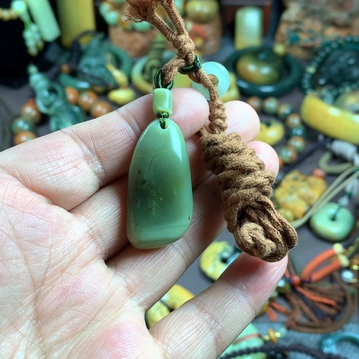 吊坠(赠链)未镶嵌岫岩河磨玉（透闪石质玉）