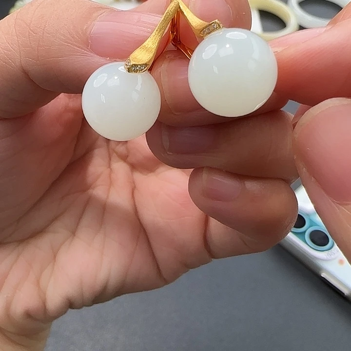 18K金镶嵌和田玉耳饰