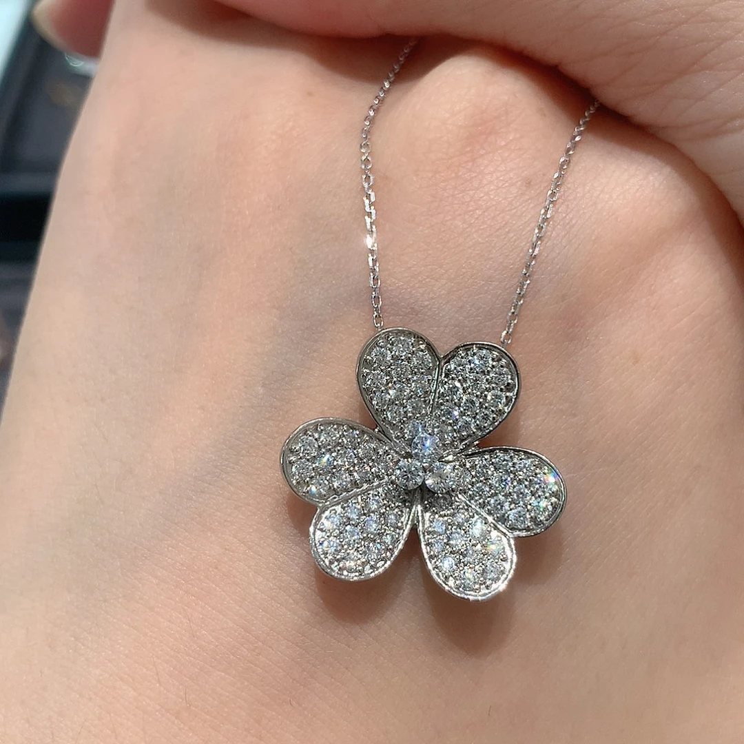 铂Pt950镶嵌颈饰实验室培育钻石大号三叶草