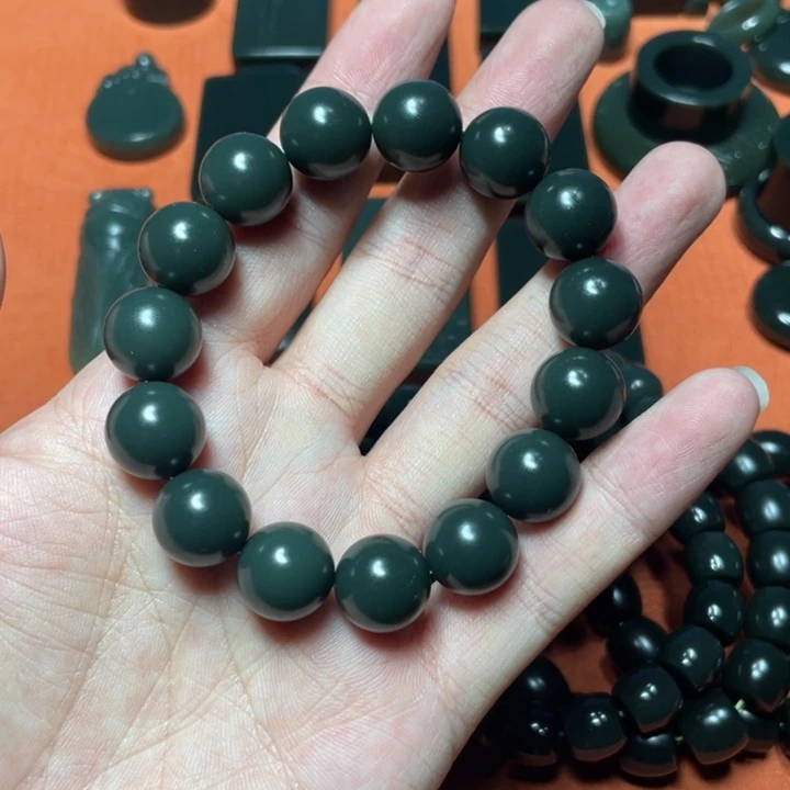 _***。和田玉（青玉）未镶嵌颈饰