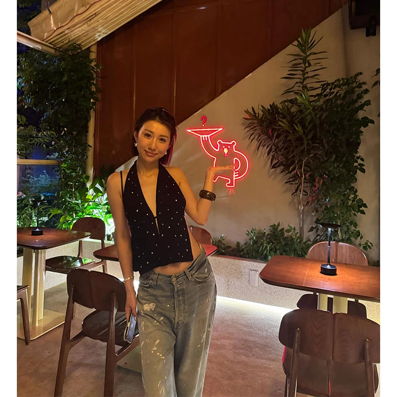 2025年夏季新款珠片装饰前开露背挂脖背心女性感上衣配阔腿牛仔裤