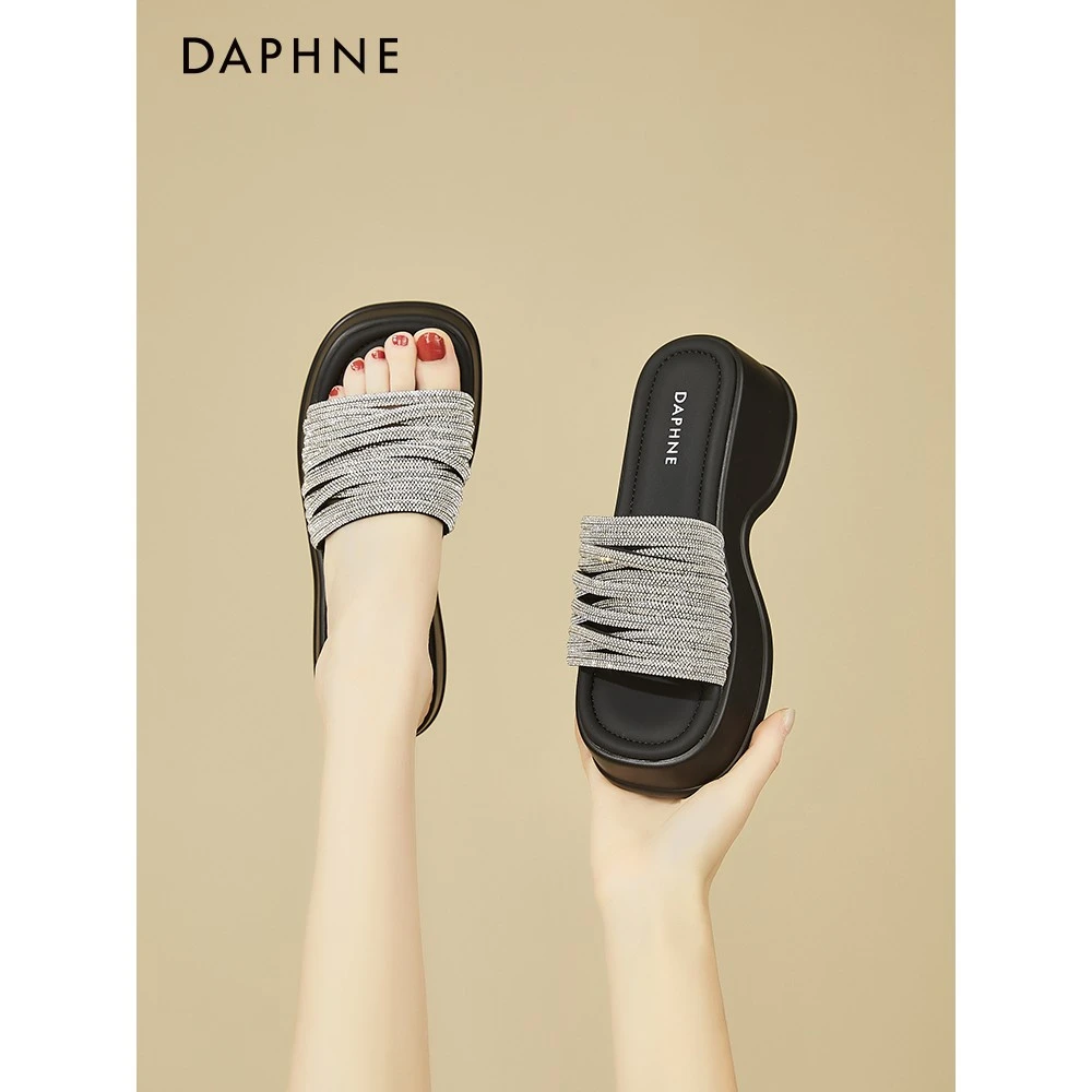 达芙妮厚底一字拖鞋女2025新款夏季外穿百搭水钻松糕鞋沙滩凉拖鞋