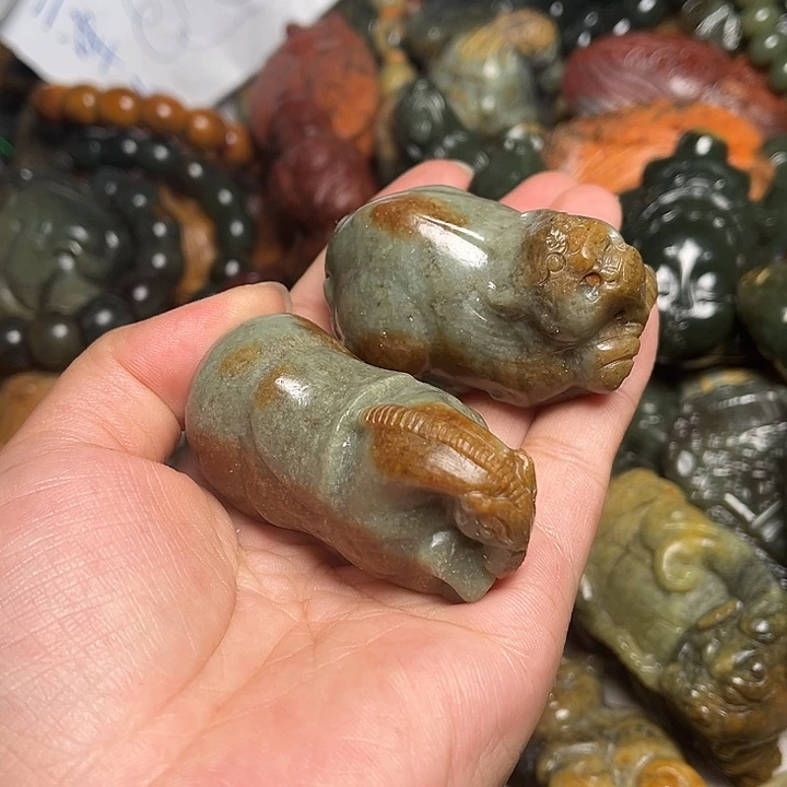 未镶嵌岫岩河磨玉（透闪石质玉）挂件