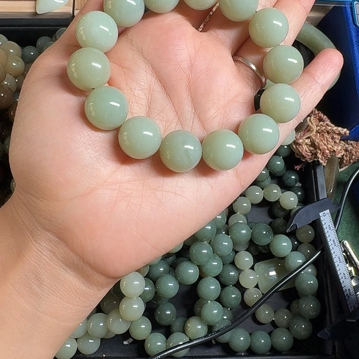 为***当未镶嵌手镯和田玉