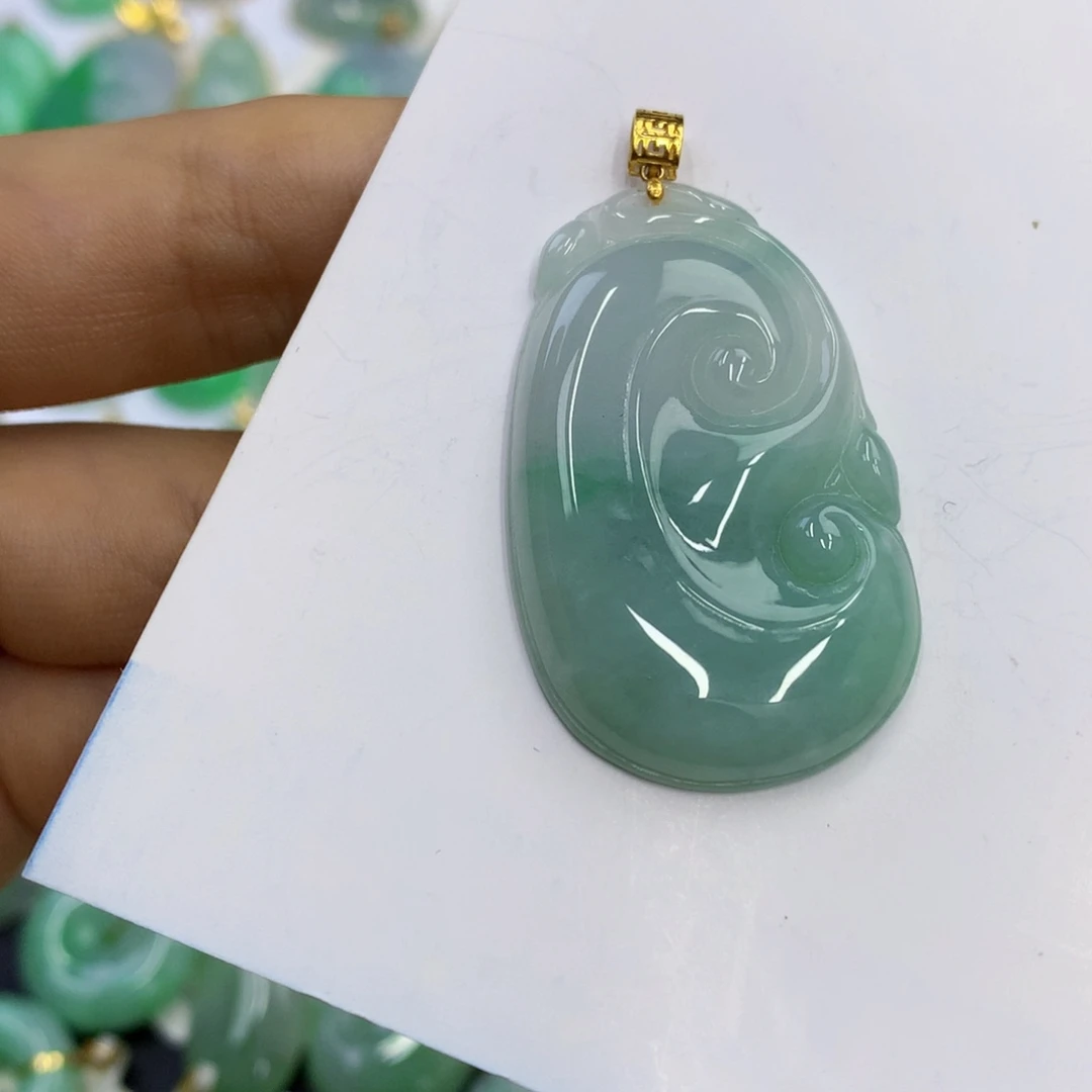 翡翠18K金镶嵌颈饰