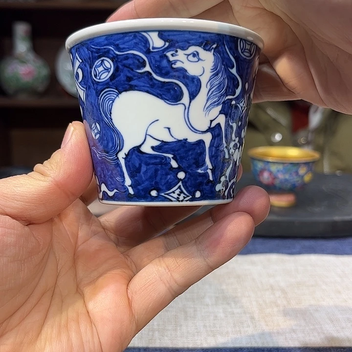 杯子瓷蓝地白马纹杯