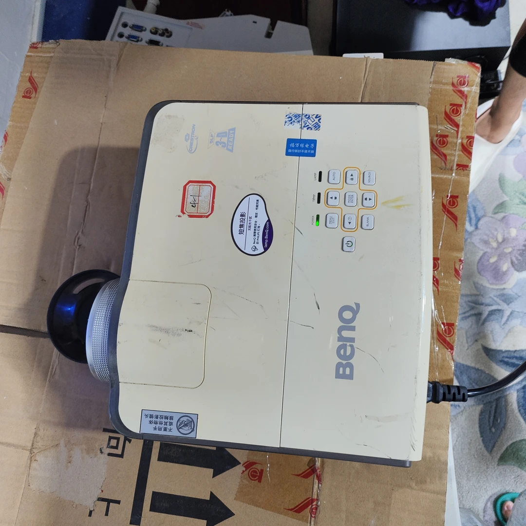 8新  二手投影204号，通电，需维修，不带线材，不退不换