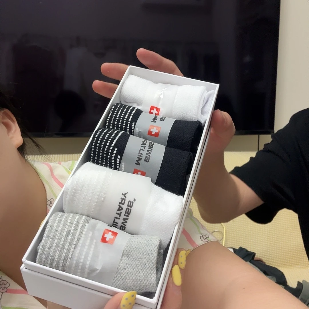 盒装袜子 一盒5双。