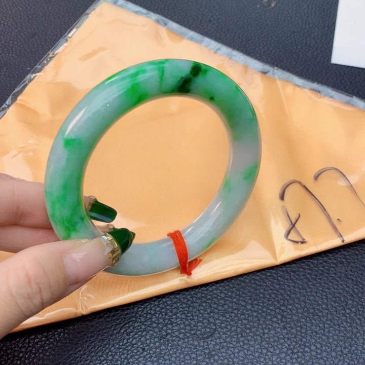 翡翠手镯未镶嵌翡翠手镯