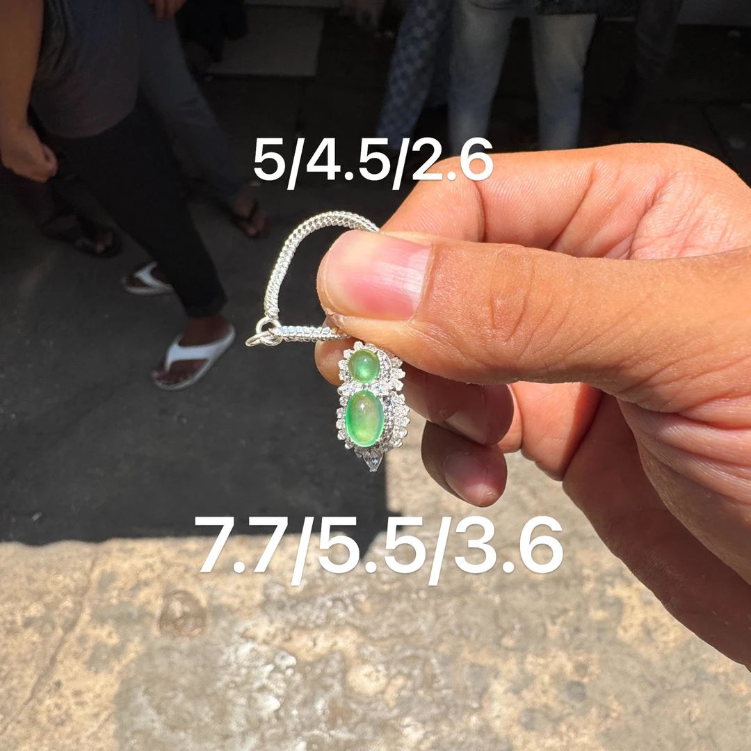 0611(小哪吒在源头)玻璃种翡翠薄荷绿戒面干净肉细杠味荧光足M140