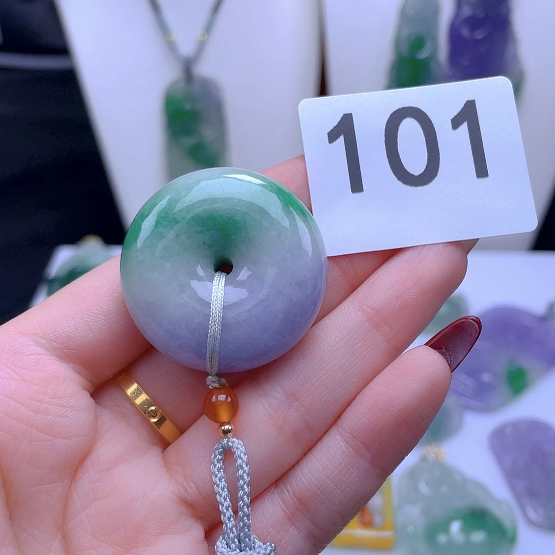 翡翠吊坠(赠链)未镶嵌