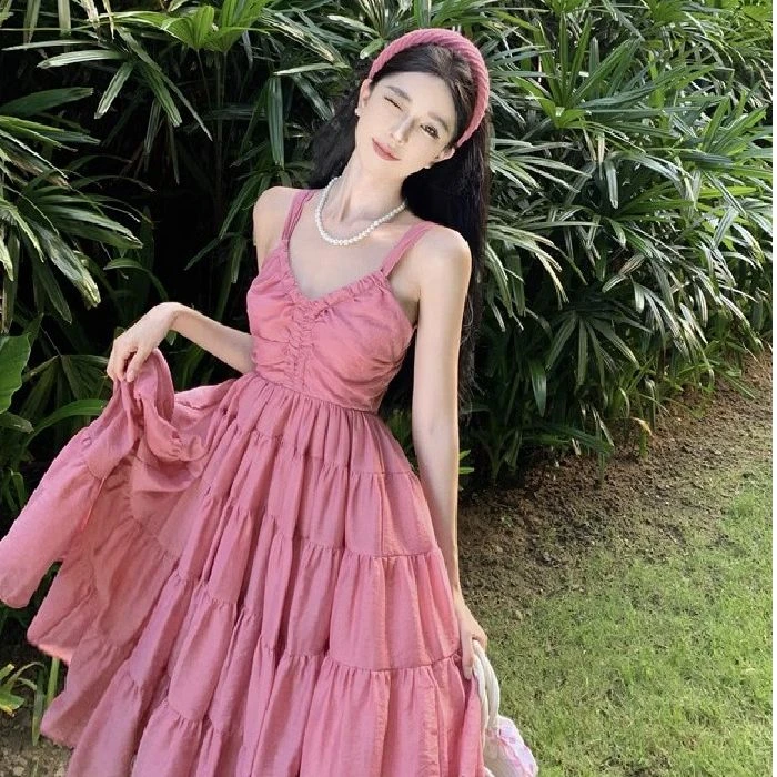绝美多巴胺度假风连衣裙2025夏季露背设计感甜美粉色高腰海边长裙