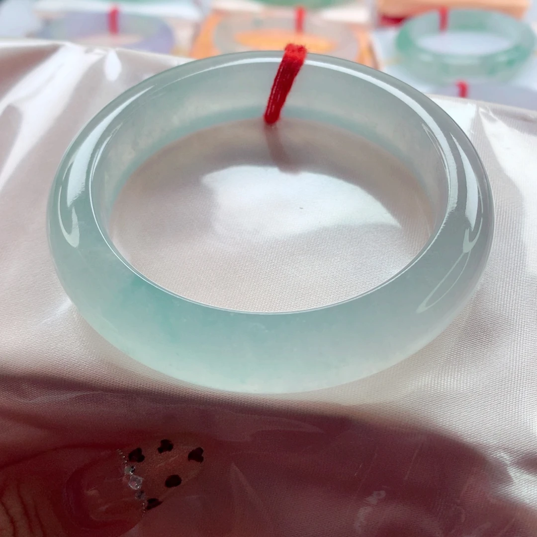 晓***晓翡翠未镶嵌手镯55.4 全条炸光冰蓝 灵